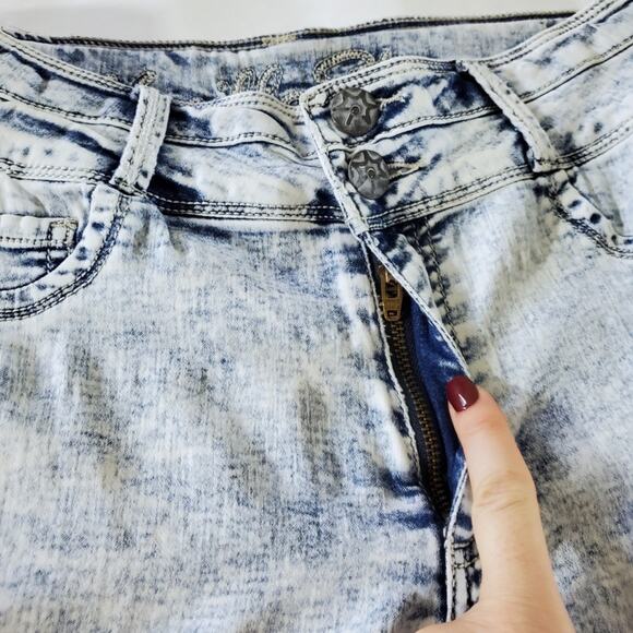 Vanilla Star | Lightweight Acid Wash High Rise Jeans - Picture 5 of 8